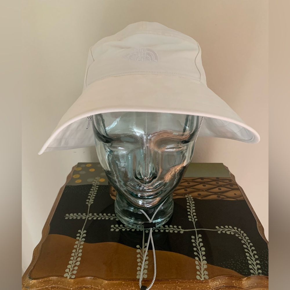 NWT North Face Hat: White, Wide Brim, Chin Strap, Logo, 40+UPF Sun Protect, L/XL - Picture 4 of 13